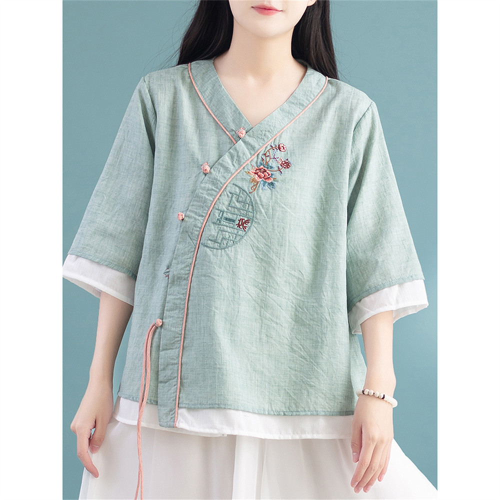 シンプルな刺繍のレディースルーズトップ