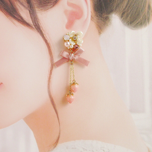 ミルクティー苺 Butterfly flowerチャーム ピアスorイヤリング 再販】Flower Bijou & Strawberry ～White～ イヤリング ピアス 花