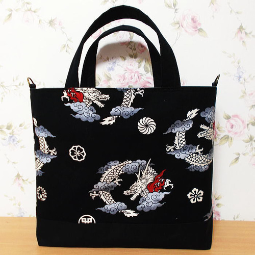 龍柄　ハンドメイド　トートバッグ　和柄　大きめ 和柄横長トートバッグ 龍神 竜 龍 A4サイズ入ります マチ大きめ Dカン