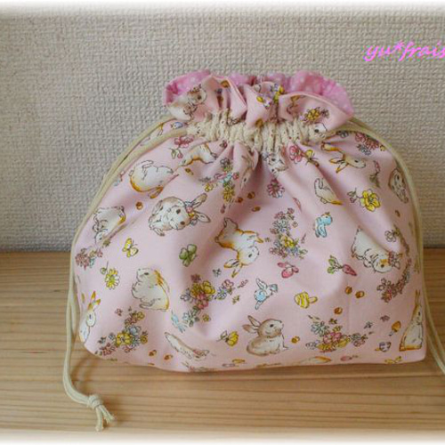 は自分にプチご褒美を 保冷ランチ巾着（お弁当入れ）☆ピンクうさぎとフラワー柄 弁当 フード・おやつ