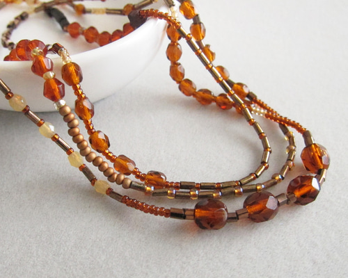 アンバー ブラウン KABURU 留め具のない かぶるタイプのガラスビーズ