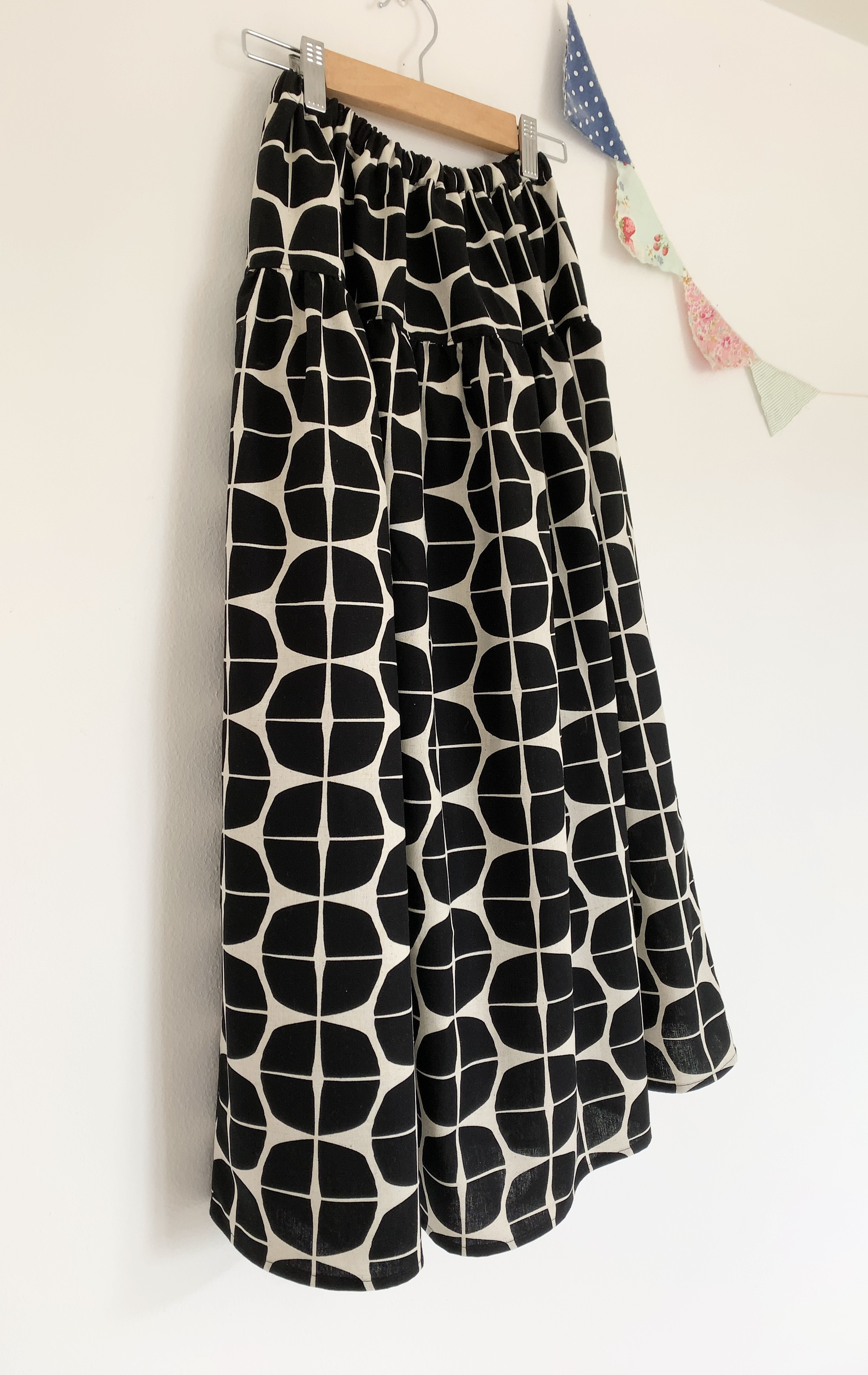 ＊北欧風ラウンド柄♪綿麻マキシティアードスカート(black)＊        Ω