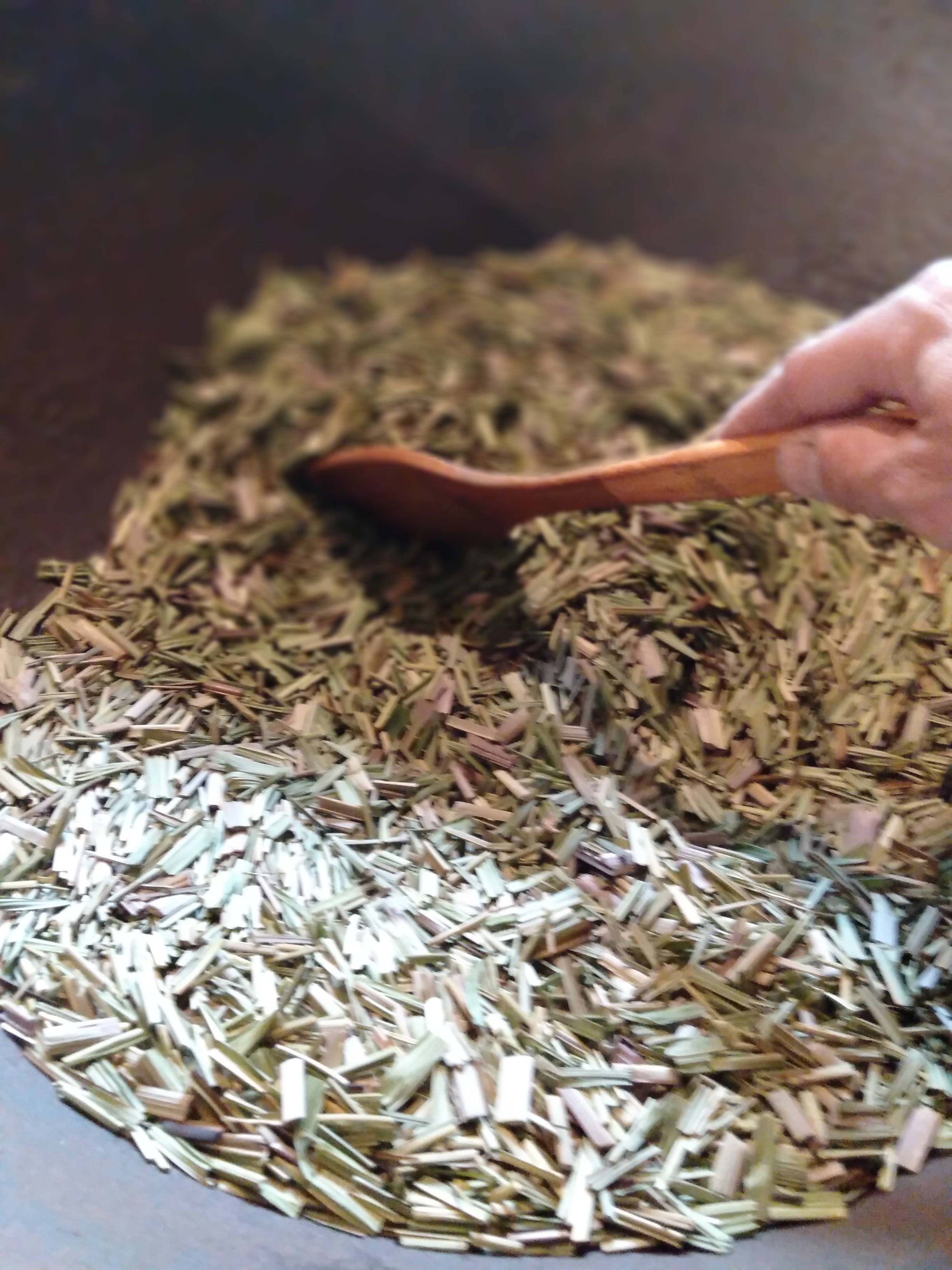 真菰茶∞ハナまるム◎ゴールド】霧島火山蒸気蒸し&鉄鍋薪火焙煎