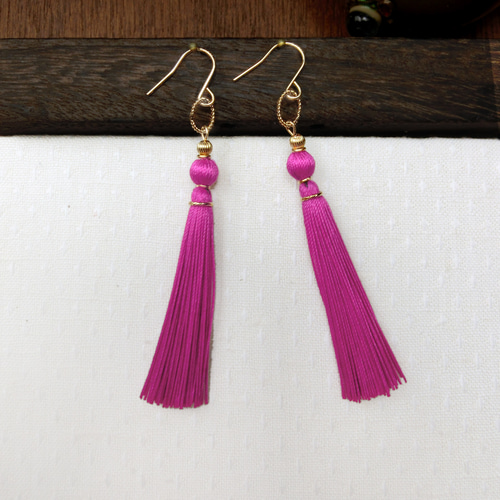 シルクタッセルのスタイリッシュなピアス マゼンタピンク オーバル