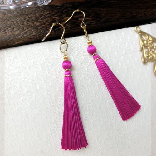 シルクタッセルのスタイリッシュなピアス マゼンタピンク オーバル