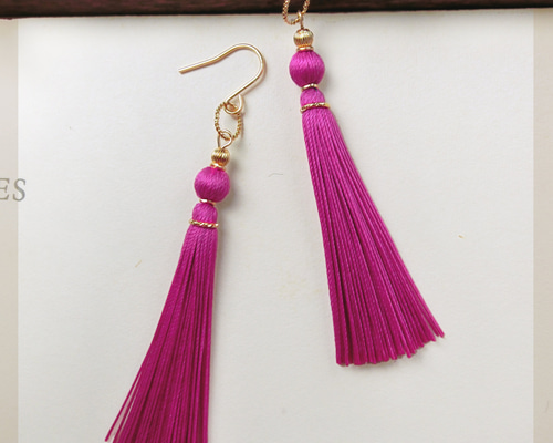 シルクタッセルのスタイリッシュなピアス マゼンタピンク