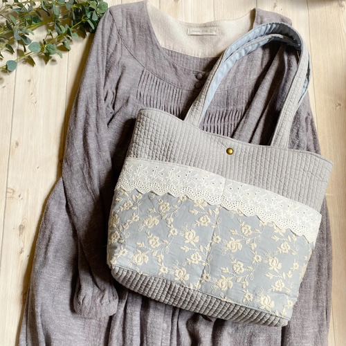 専用ページです。ヌビ生地の刺繍トートバッグ ローズの刺繍生地とヌビのトートバッグ ライトブルー トートバッグ cat