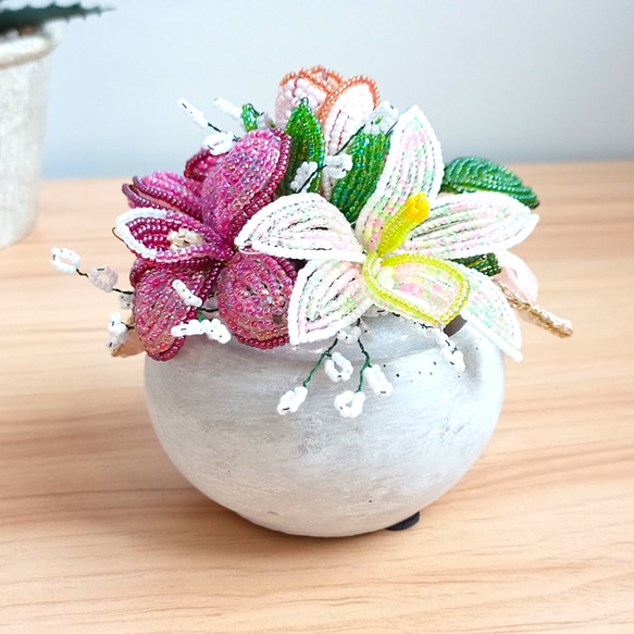 ○らん3輪とバラのつぼみ ビーズのお花 かすみ草と観葉植物も盛り込み