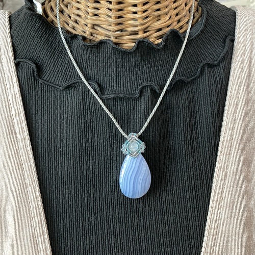 大粒ブルーレースアゲート・ラピスラズリのマクラメネックレス ea626b21376bcf6d6c658926a4ce4d