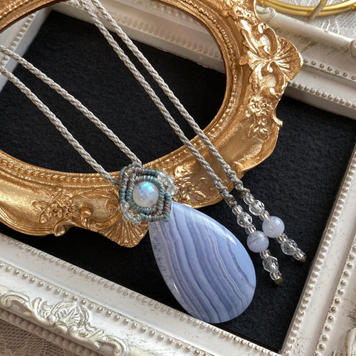 ブルーレースアゲート 蝶々（台座付き） ブルーレースアゲート 蝶々（台座付き）