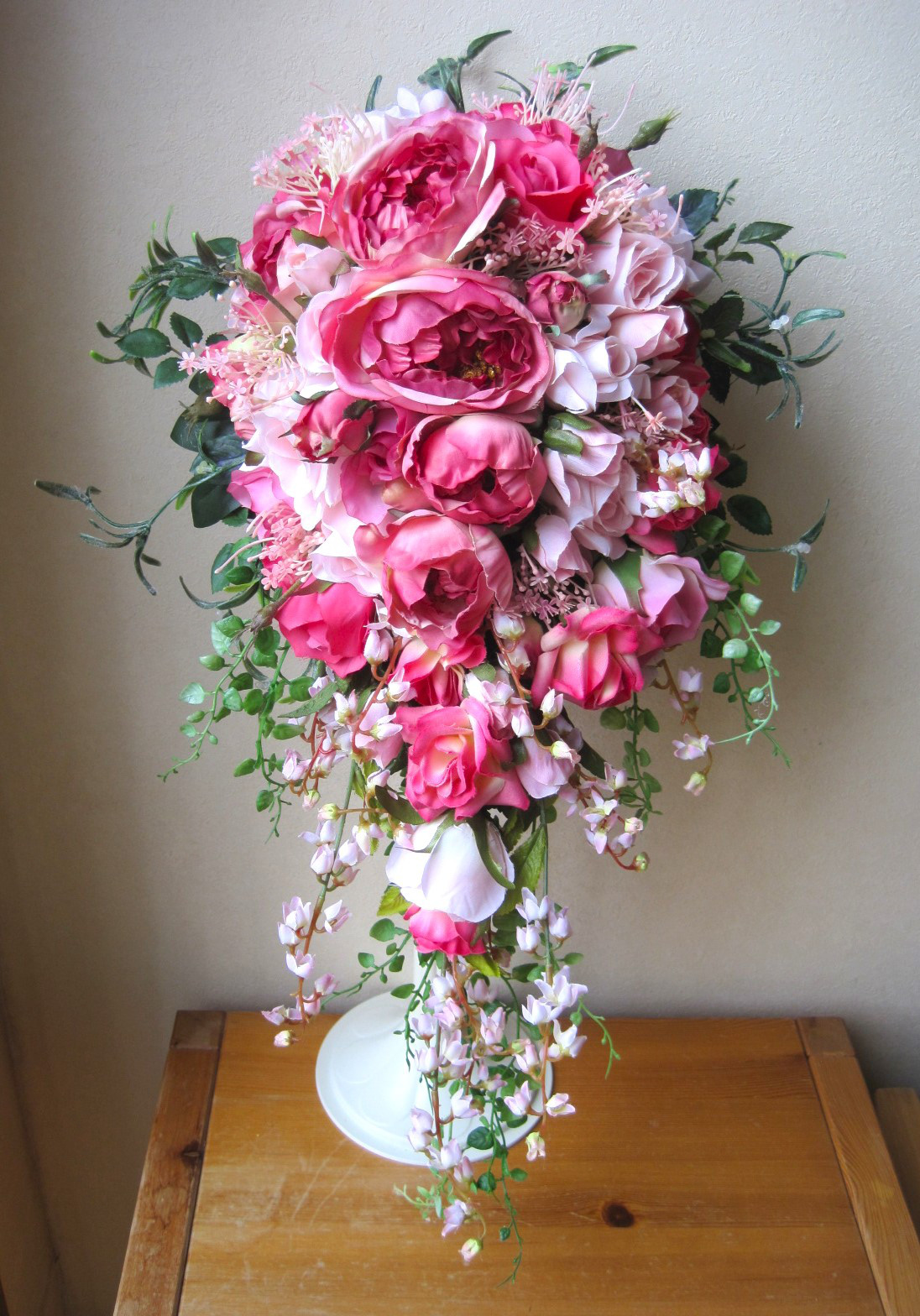 くすみピンクのキャスケードブーケ♪ブートニア付き♪生花みたいに綺麗な造花です♪高品質なのに安い 14,990円