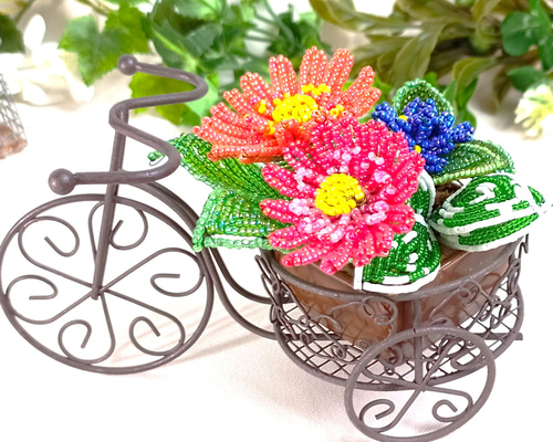 ○ガーベラ ビーズのお花 2色のガーベラを自転車のワイヤー花器に