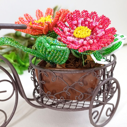 ○ガーベラ ビーズのお花 2色のガーベラを自転車のワイヤー花器