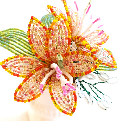○カラフルなゆり ビーズのお花 41 アートフラワー ビーズ大好き