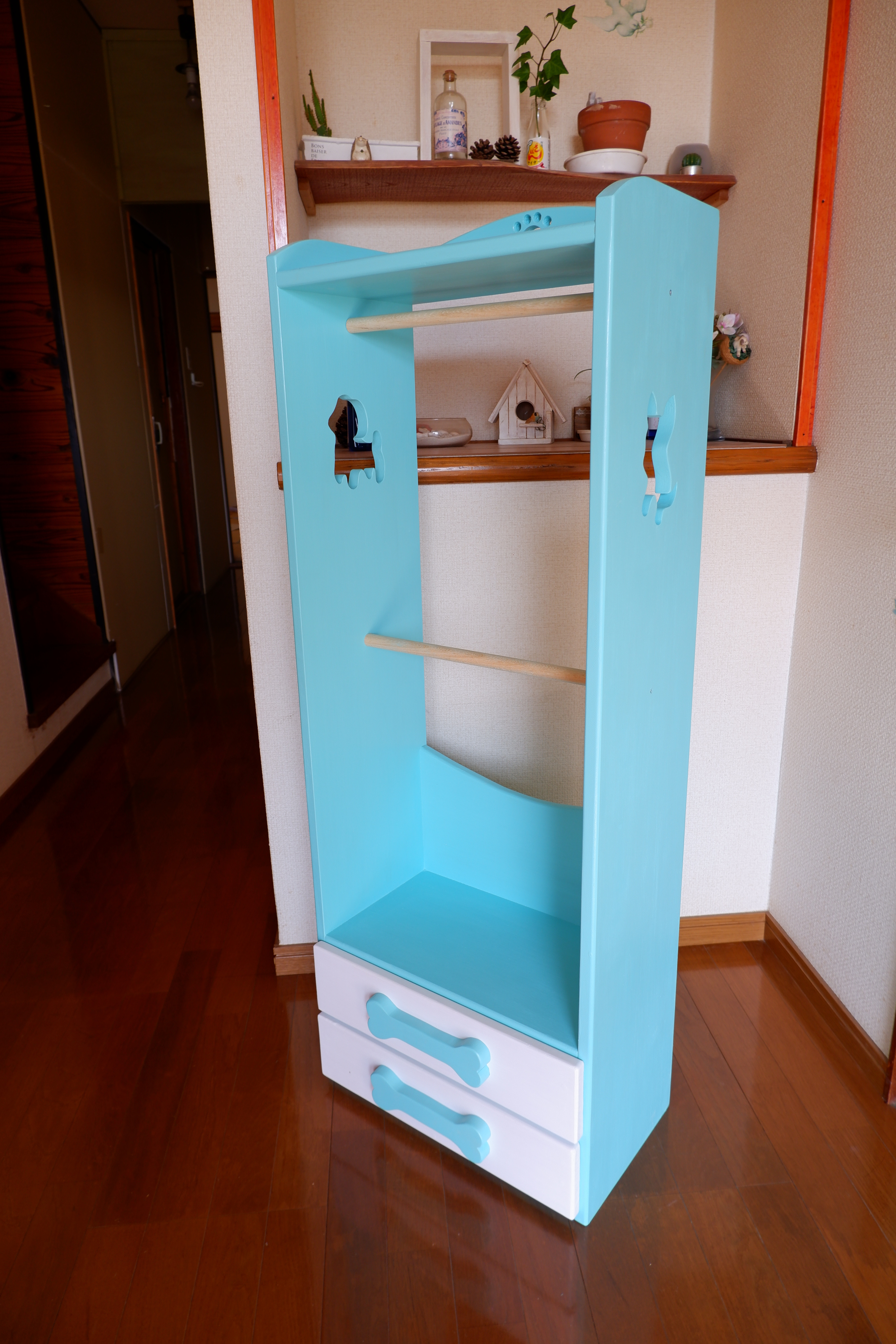 ロング引き出し2段付ハンガーラック　わんちゃんんくりぬき　ひのきスリムハンガー角度タイプ　3本付