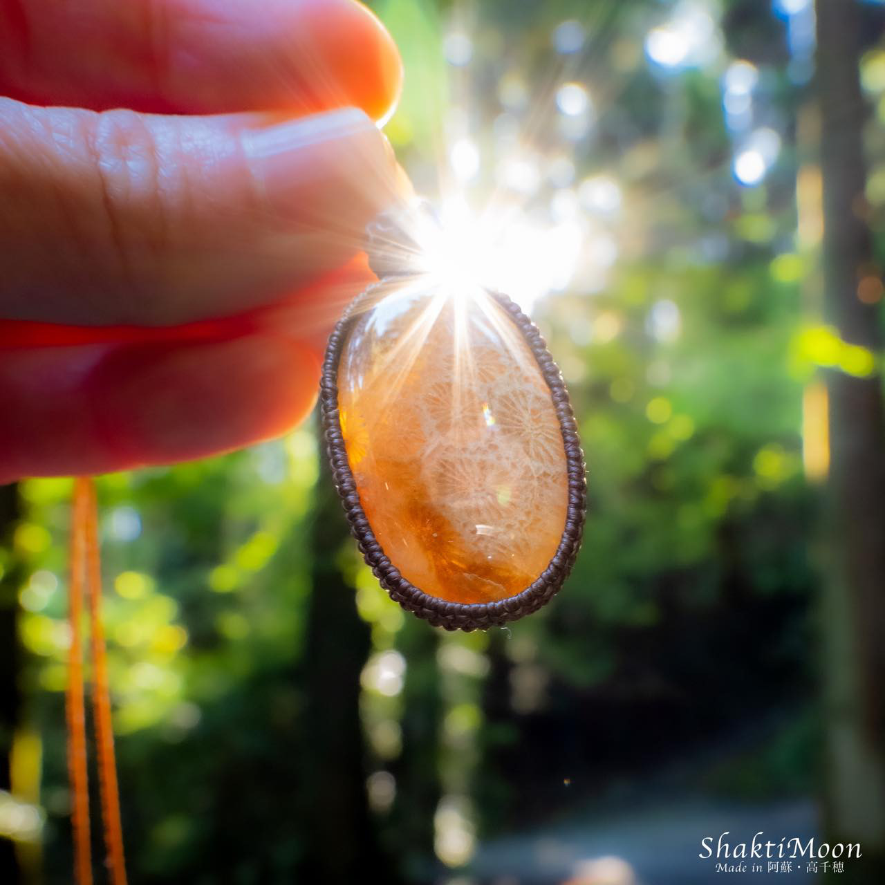 新たな未来を歩みたいあなたへ！フォッシルコーラル（化石珊瑚）とルドラクシャのお守りネックレス5 天然石マクラメ