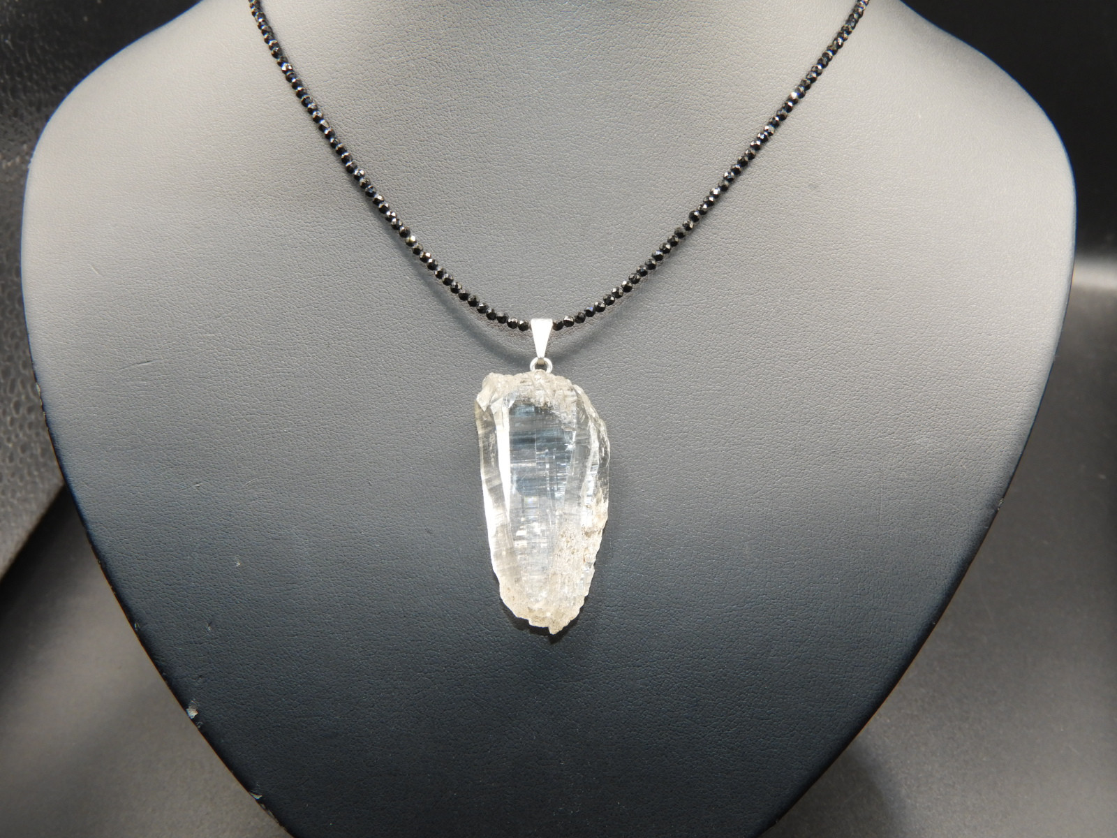 素晴らしい結晶！揺るがない№１！ガネーシュヒマール産のヒマラヤ水晶ペンダント！メイドインジャパン！天然石　ヒマラヤ６７