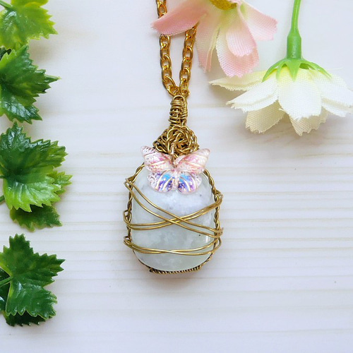 翡翠と蝶のワイヤーラッピング ネックレス 天然石 ホワイト ネックレス  