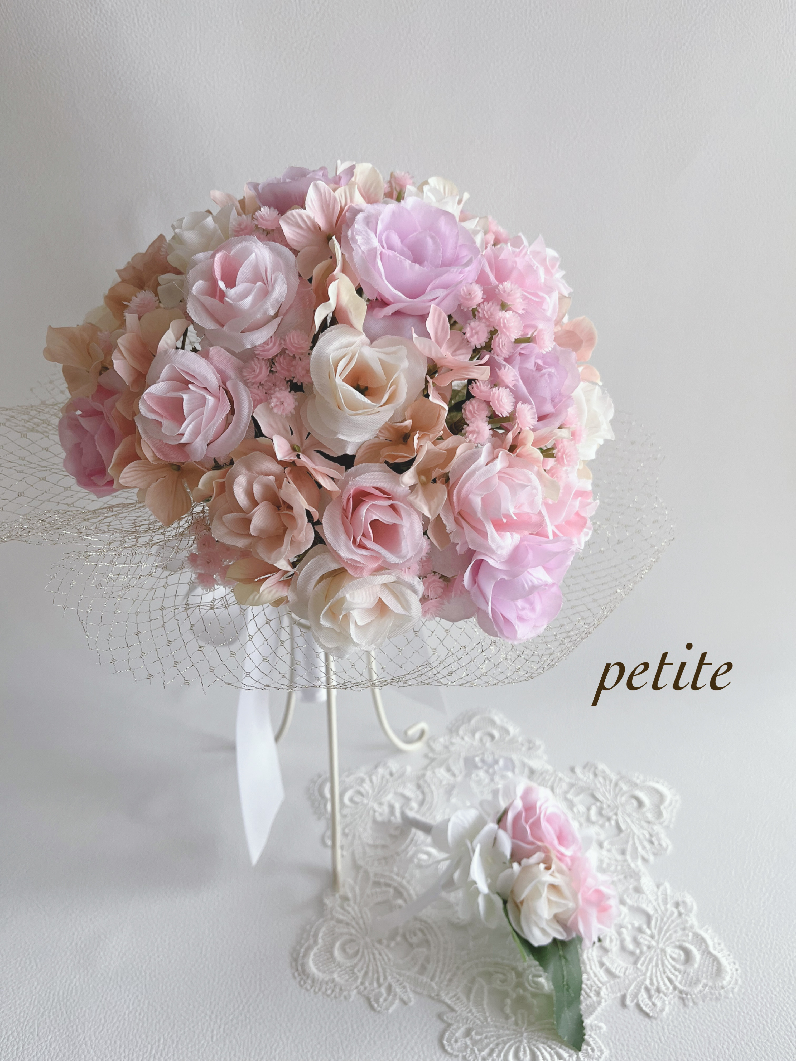 ペールピンクのラウンドブーケ・ブートニア　ブーケスタンドセット