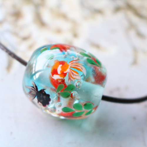 フクロウのトンボ玉 ガラスのジュエリー ペンダントトップ フクロウのトンボ玉 ガラスのジュエリー ペンダントトップ 12835-451