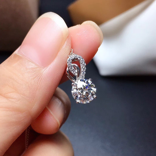 newデザイン】輝くモアサナイト ネックレス K18WG ネックレス  