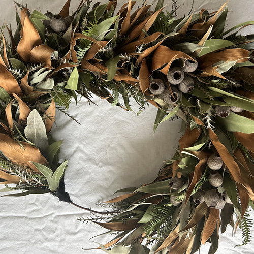 グレビレアとユーカリの実の存在感ある大きな大きな縦横オブジェ