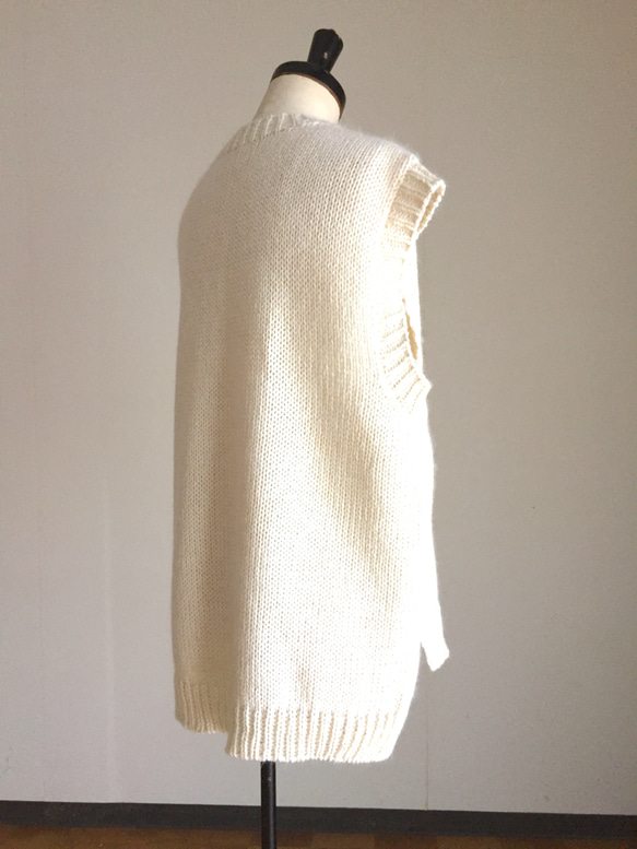 りかりん様　御注文　キュートなオフ白のベスト　　アンゴラ混合（綿糸＋アンゴラ糸） 8枚目の画像