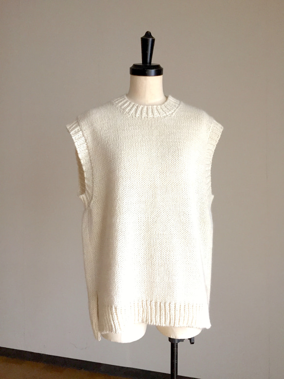 りかりん様　御注文　キュートなオフ白のベスト　　アンゴラ混合（綿糸＋アンゴラ糸） 5枚目の画像