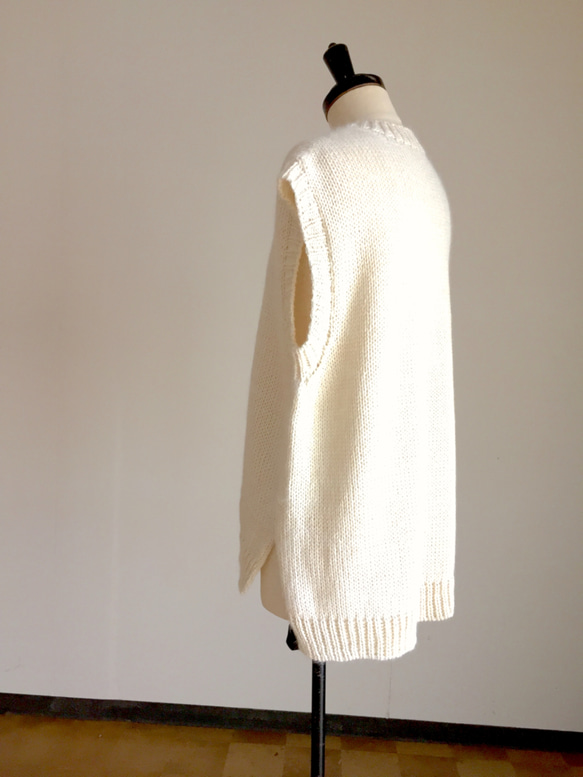 りかりん様　御注文　キュートなオフ白のベスト　　アンゴラ混合（綿糸＋アンゴラ糸） 7枚目の画像