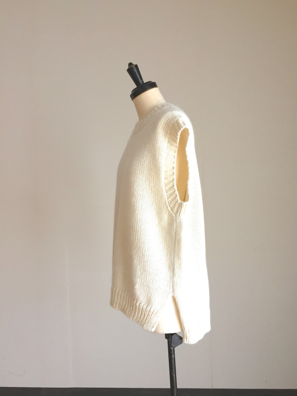 りかりん様　御注文　キュートなオフ白のベスト　　アンゴラ混合（綿糸＋アンゴラ糸） 6枚目の画像