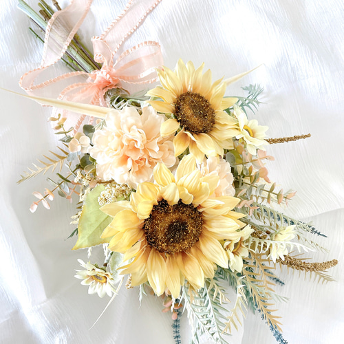 ひまわりのクラッチブーケ（ブートニア付き） /アーティフィシャル