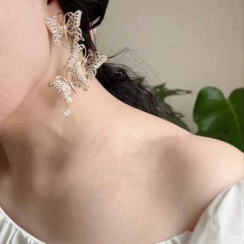 結婚式お呼ばれに】大ぶり蝶々 ロングピアス/イヤリング イヤリング 