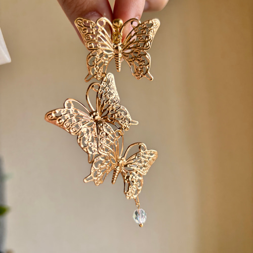 結婚式お呼ばれに】大ぶり蝶々 ロングピアス/イヤリング イヤリング  