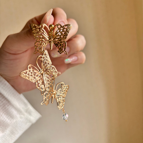 結婚式お呼ばれに】大ぶり蝶々 ロングピアス/イヤリング イヤリング 