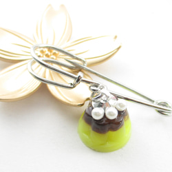 カスタードたっぷりクォーツプリンが出来上がったら、ホイップを添えてから食べ始めよう♪<カブトピンブローチ>SB1057 1枚目の画像