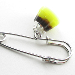 カスタードたっぷりクォーツプリンが出来上がったら、ホイップを添えてから食べ始めよう♪<カブトピンブローチ>SB1057 4枚目の画像