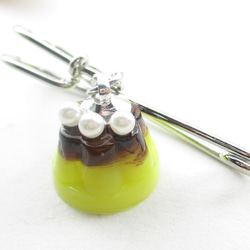 カスタードたっぷりクォーツプリンが出来上がったら、ホイップを添えてから食べ始めよう♪<カブトピンブローチ>SB1057 3枚目の画像