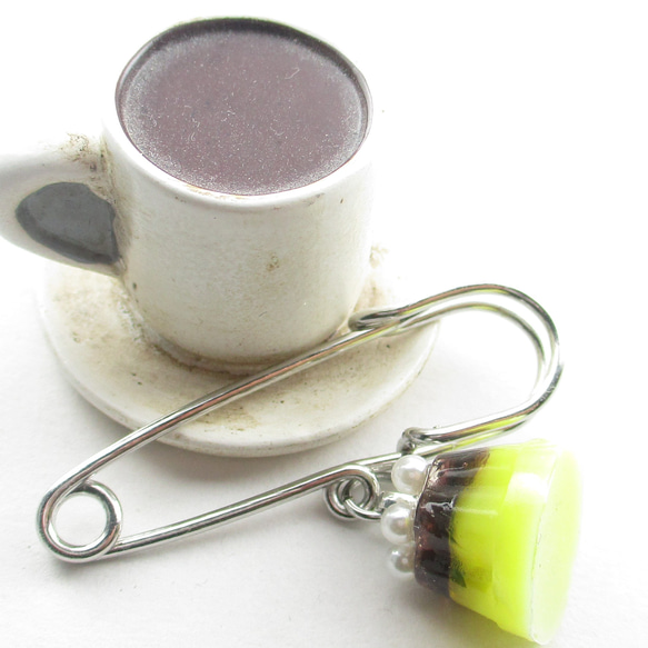 カスタードたっぷりクォーツプリンが出来上がったら、ホイップを添えてから食べ始めよう♪<カブトピンブローチ>SB1057 2枚目の画像