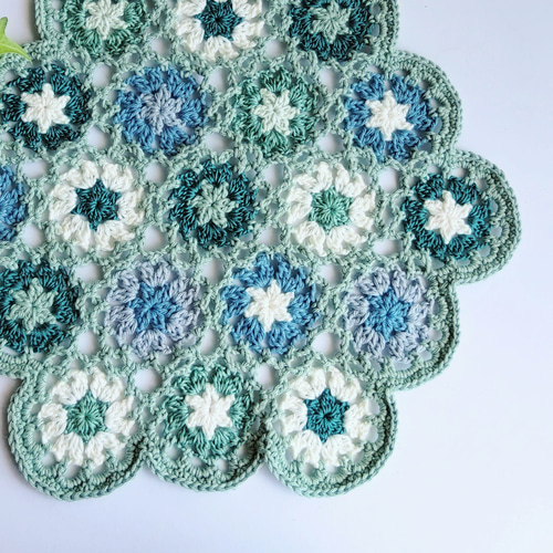 手編み六角形 花柄 マルチカバー 手編み マルチカバー 六角形 ブルー＆グリーンの集いB テーブル