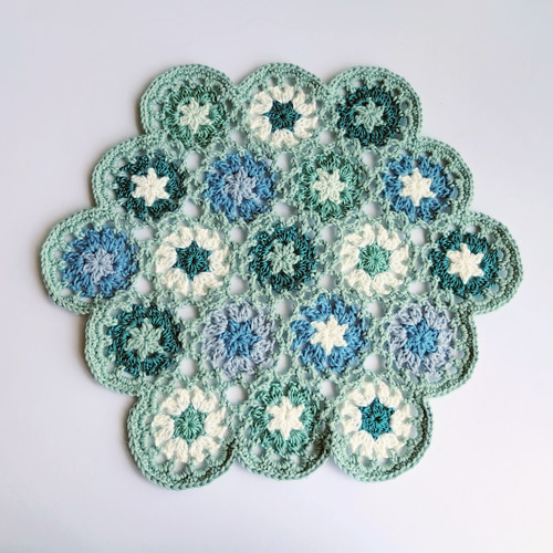 かぎ編みマルチカバー（展示品） 六角形モチーフのマルチカバー完成しました✨ カラーボックスが隠れる