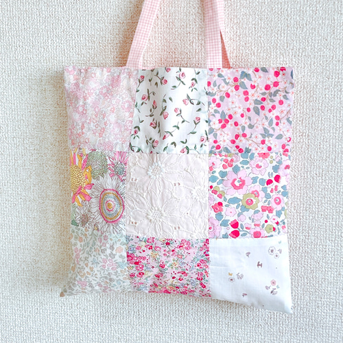 リバティプリントで作ったパッチワークのトートバッグ01 ピンク