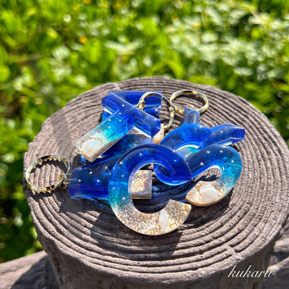 ♡NK♡海のイニシャルキーホルダー 浜辺の夜空 海の イニシャル キーホルダー 】-星砂入り- 沖縄の海 ゴシック