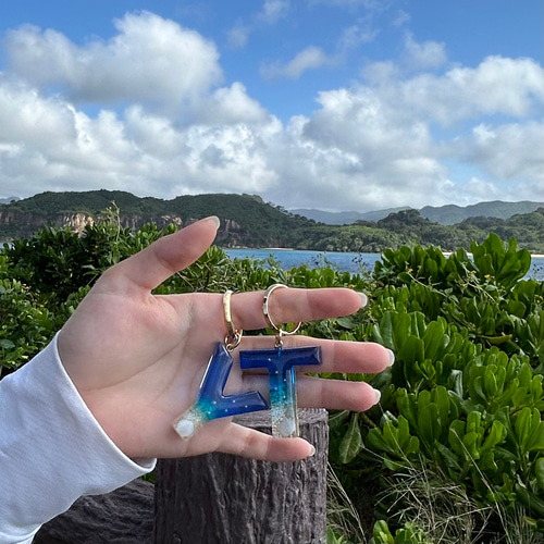 海の イニシャル キーホルダー 】-星砂入り- 沖縄の海 ゴシック 海の イニシャル キーホルダー 】-星砂入り- 沖縄の海 ゴシック