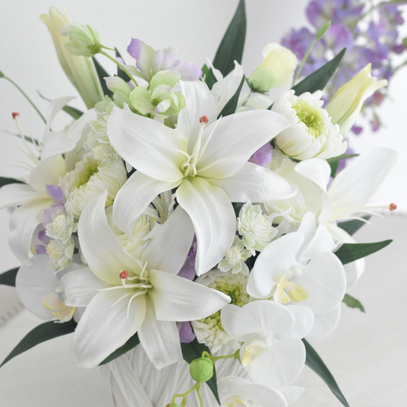 LLサイズ【仏花、供花】カサブランカ、胡蝶蘭、輪菊の上質な仏花・お悔み、四十九日、初盆 3枚目の画像