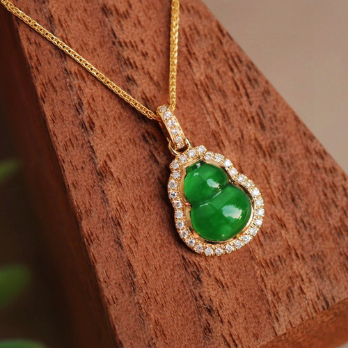 天然ダイヤモンド付きヒスイペンダントk18 ネックレス・ペンダント  