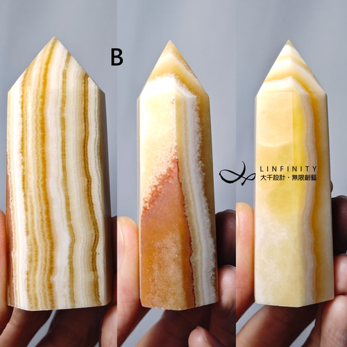 金色の方解石の上に蛍石