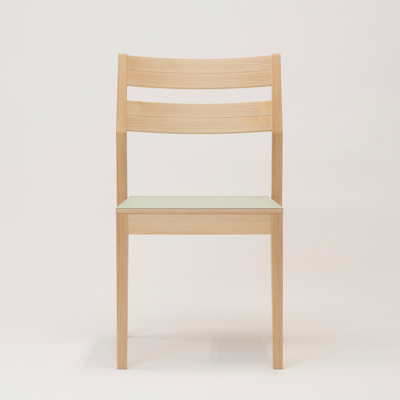 PLANISTAチェア／リノリウムの座面が特徴のスタッキングチェア 