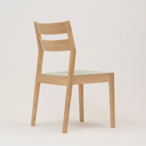 PLANISTAチェア／リノリウムの座面が特徴のスタッキングチェア 