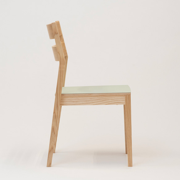 PLANISTAチェア／リノリウムの座面が特徴のスタッキングチェア 