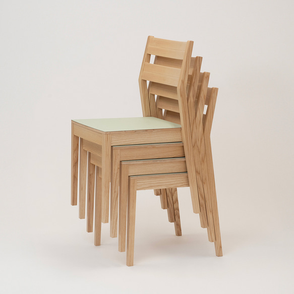 PLANISTAチェア／リノリウムの座面が特徴のスタッキングチェア 